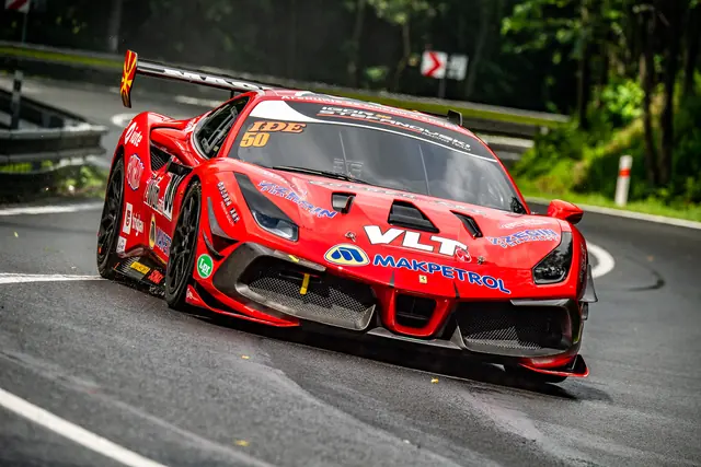 Ferrari 488 во полн напад на патеката