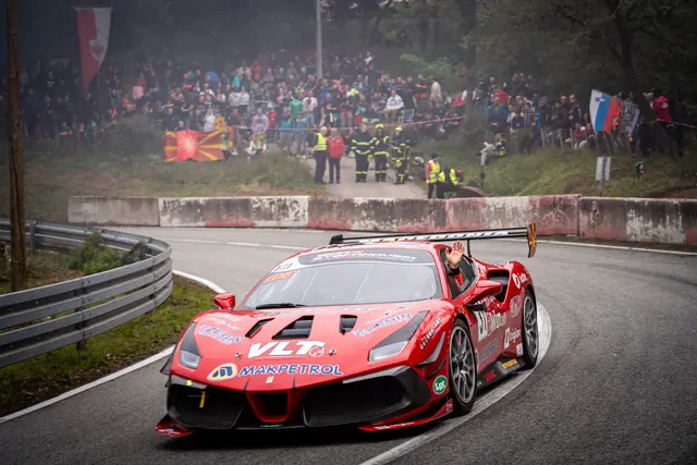 Ferrari 488 во свиок на ридска патека