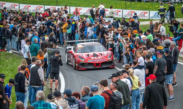 Ferrari 488 меѓу публиката пред старт