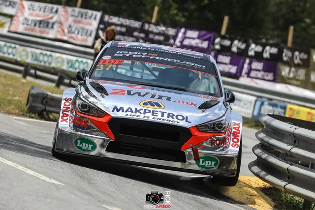 Hyundai TCR во акција на патеката