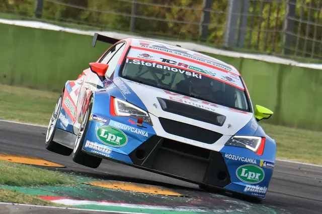 Seat Leon TCR во акција на патеката