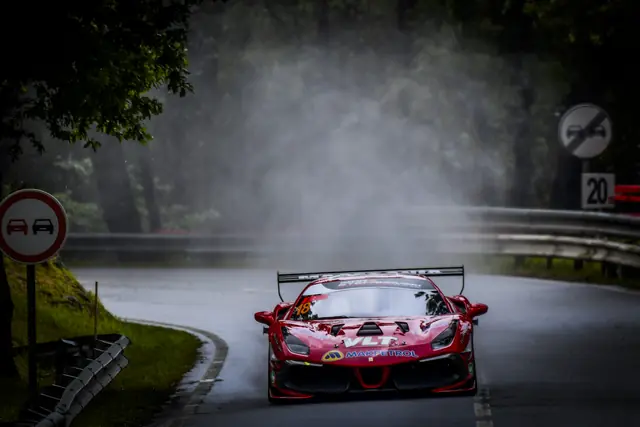 Ferrari 488 на влажна патека