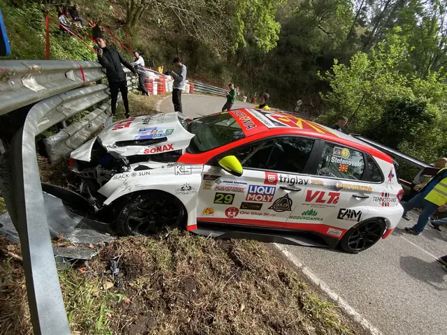 Оштетен Ferrari покрај патеката