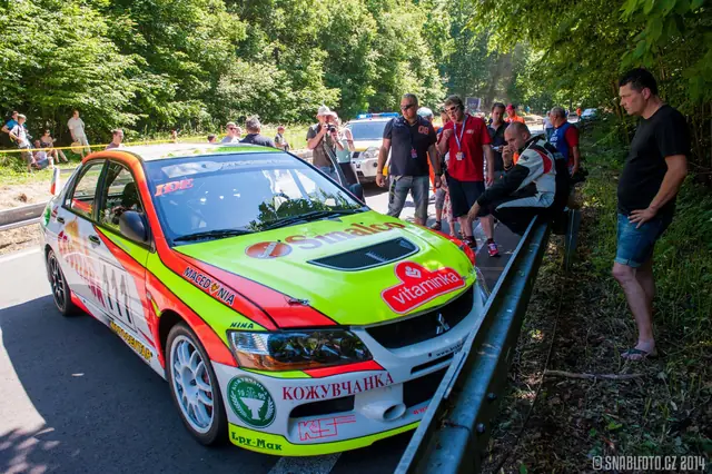 Mitsubishi запрен покрај заштитната ограда
