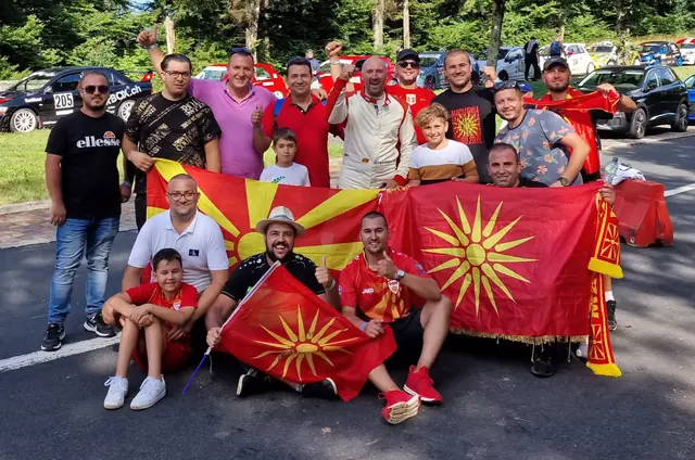 Навивачи покрај патеката со македонски знамиња